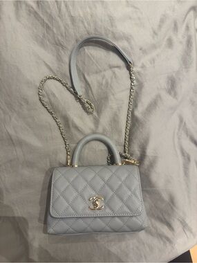 CHANEL COPY Quilted Handle Bag in Pale Gray with Gold Hardware

19*14*9 cm